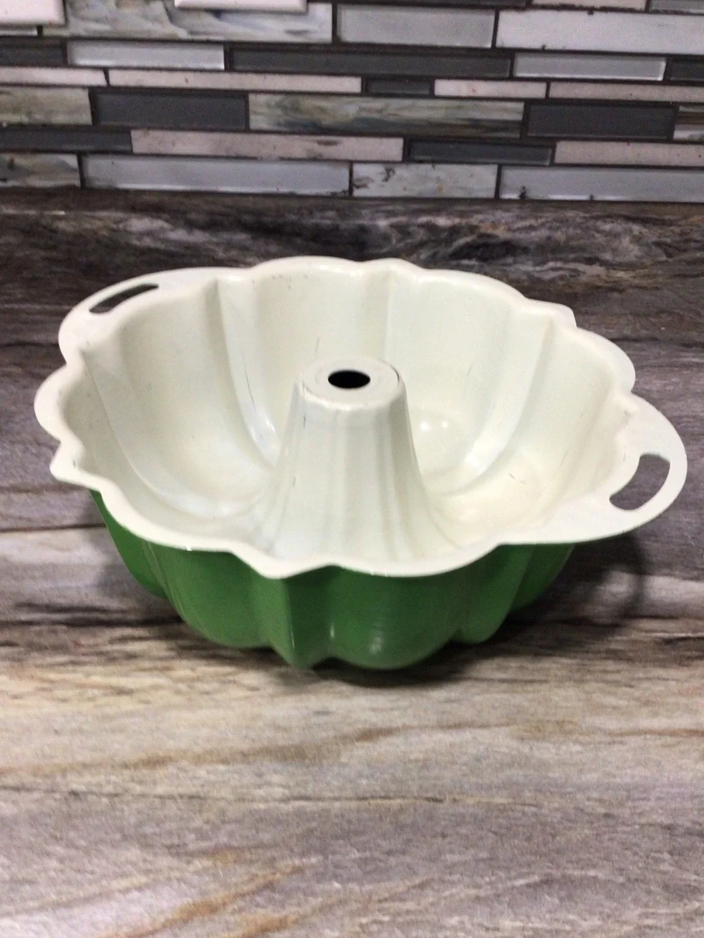Vintage Nordic Ware Green Bundt Pan 10” Aluminum Nonstick Fluted Tube Cake Mold